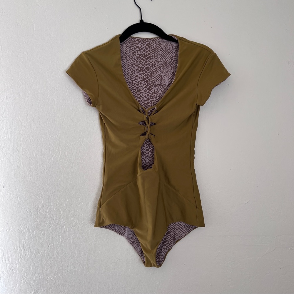 Acacia suit